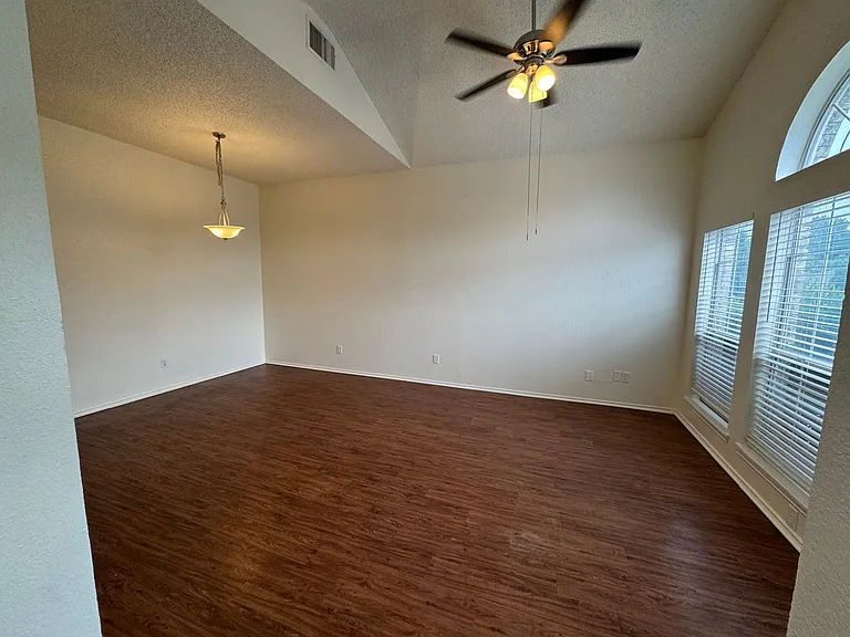 4024 Periwinkle Dr — Photo 2