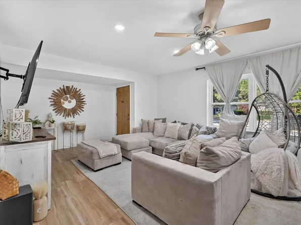 3125 Rainbow Dr, Grand Prairie, TX 75052