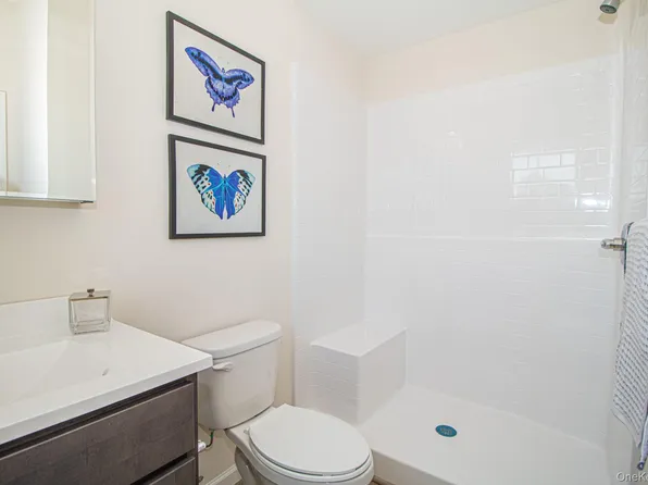208 Ashley Ct, North Babylon, NY 11703
