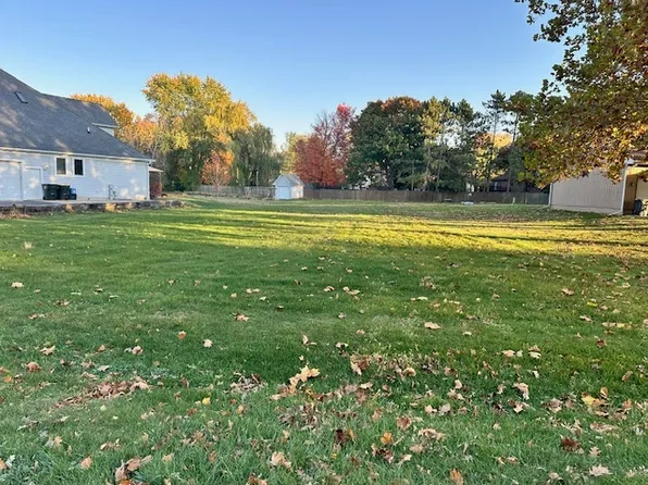 876 Holiday Dr, Sandwich, IL 60548