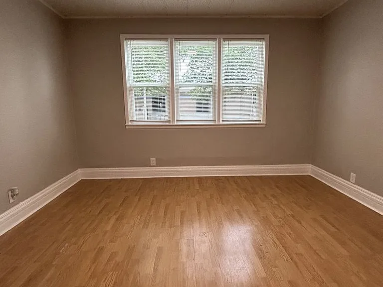 810 N Elm St — Photo 4