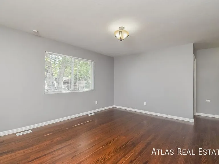 524 Rowe Ln — Photo 6