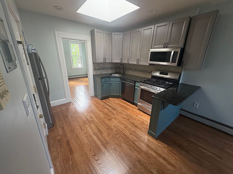 1st image of 316 1/2 Webster Ave Floor 2