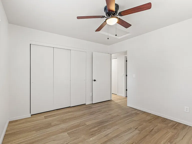 3325 E Lockett Rd — Photo 56