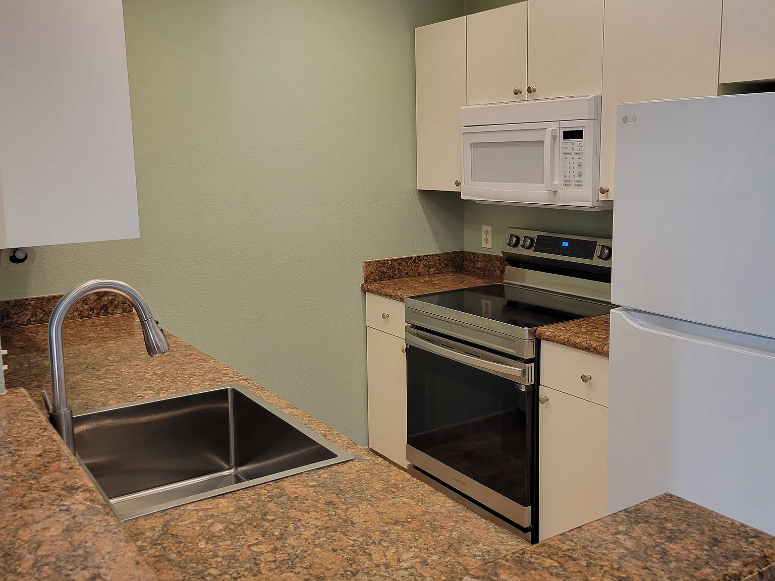 2 bed, 1.5 bath, 750 sqft, $3,000 — Photo 3