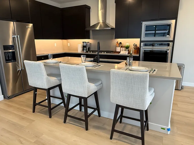 Large island with bar seating