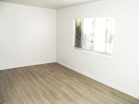 4th image of 550 Park Way Unit 4