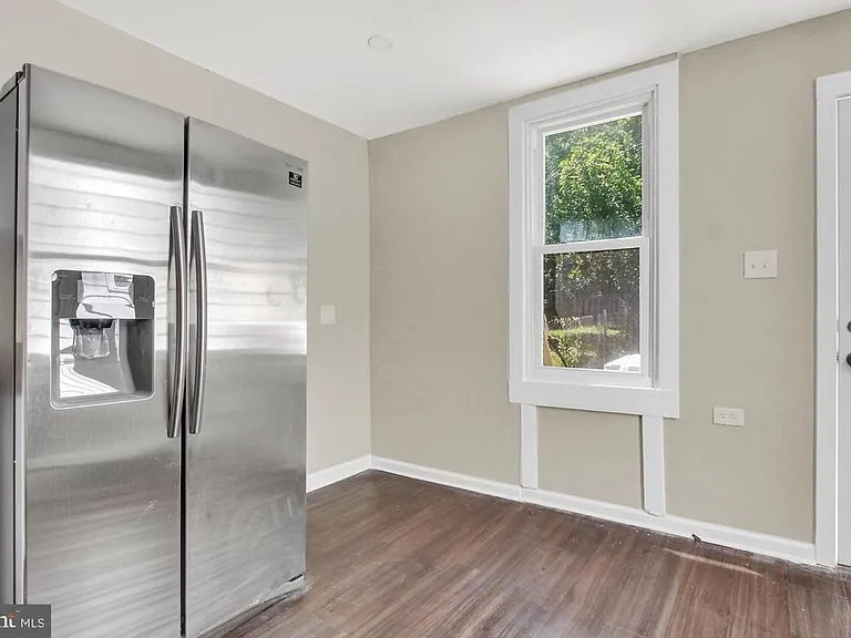 2369 Canby St — Photo 4