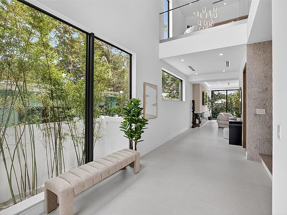 5th image of 604 SW 7th St