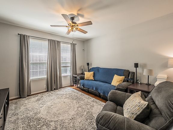 4th image of 2741 Hyde Park Dr
