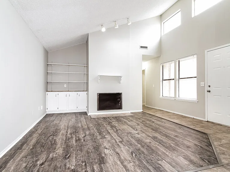 1905 Oakhurst Ave — Photo 3