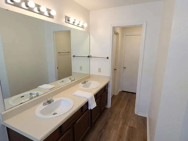 1111 Oakland Dr — Photo 2