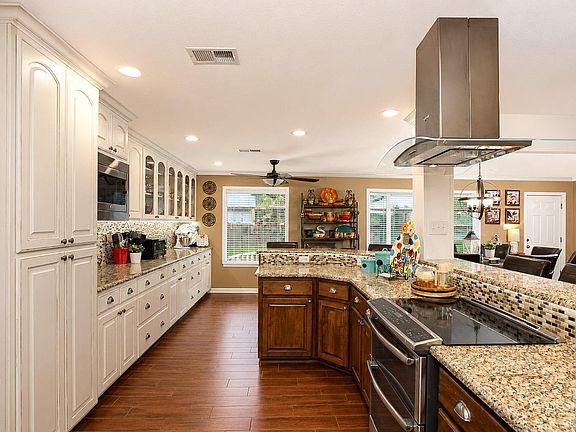 5th image of 821 W Green Oaks Dr