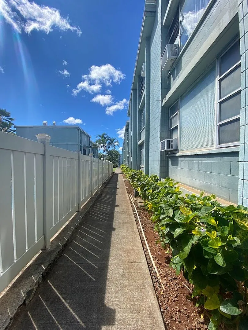 Pearlridge Gardens & Towers, Newly renovated 2 bed, 2 ba, 1 parking incl water/sewer, building am... — Photo 2