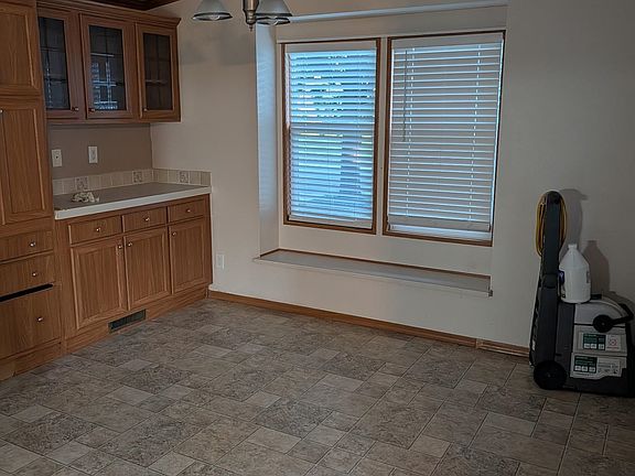 4th image of 916 E 8th Ave