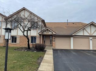 932 Surrey Dr #1, Schaumburg, IL 60193