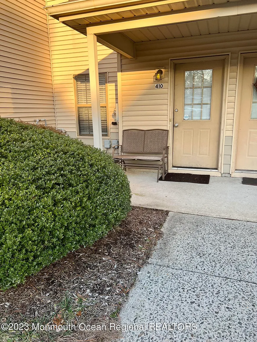 410 Larkspur Lane photo 1
