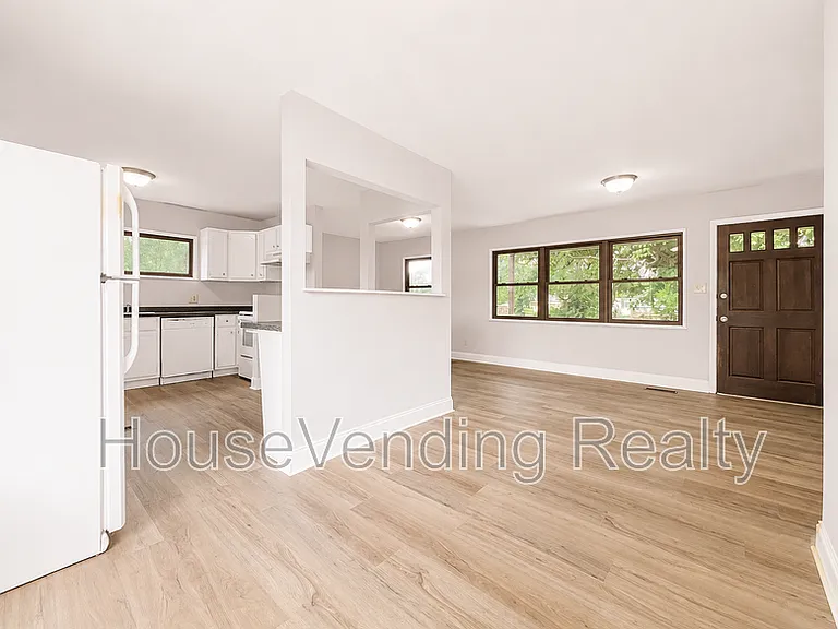 2324 Grove St — Photo 4