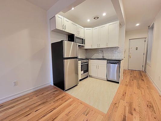 3rd image of 256 E 10th St APT 6