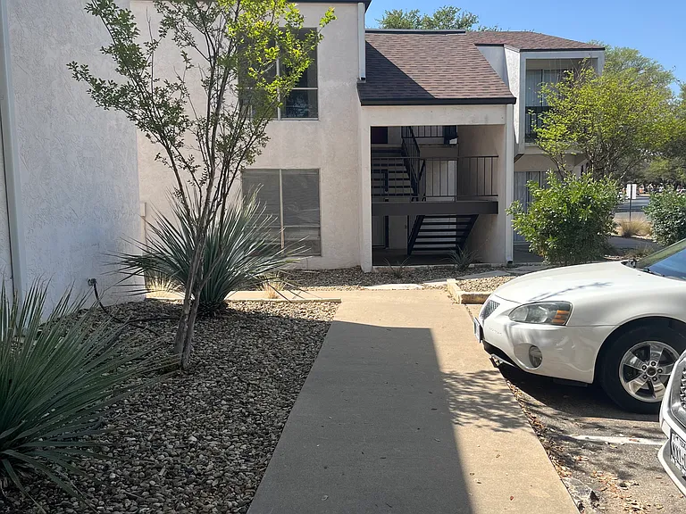 Oxford Court Apartments — Photo 1