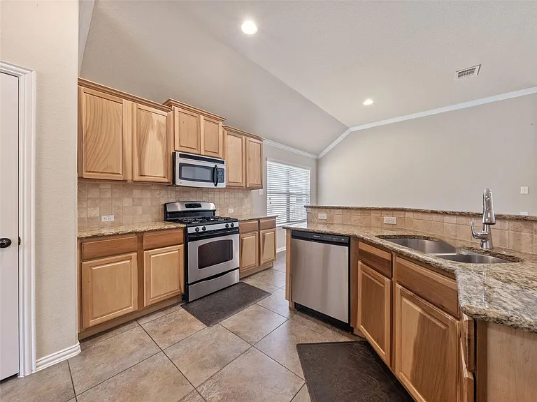 1905 Meandering Meadows Dr — Photo 3