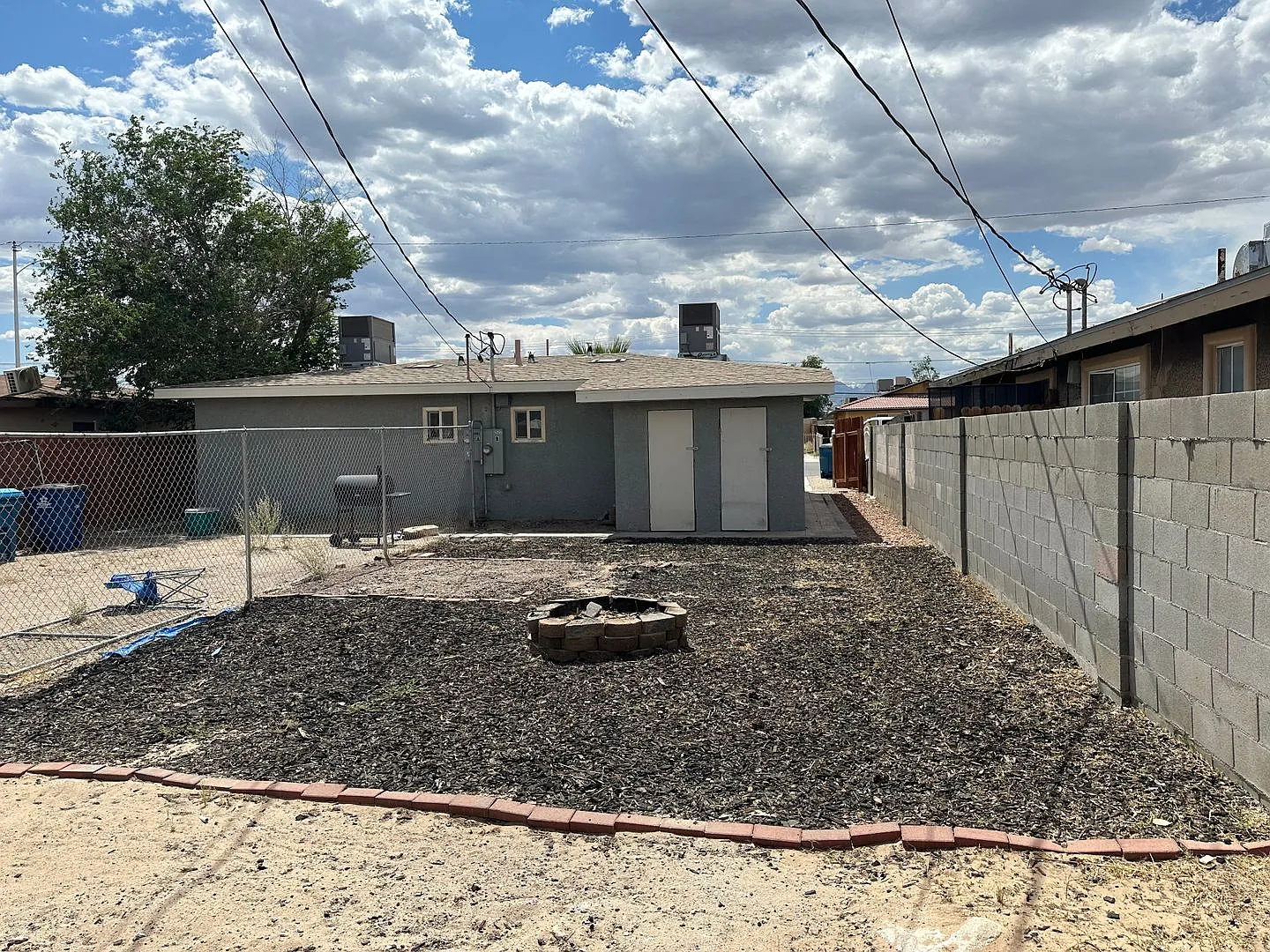 One story one bedroom Duplex Apartment, All Tile Floors All Appliances!! Big back yard!! — Photo 3