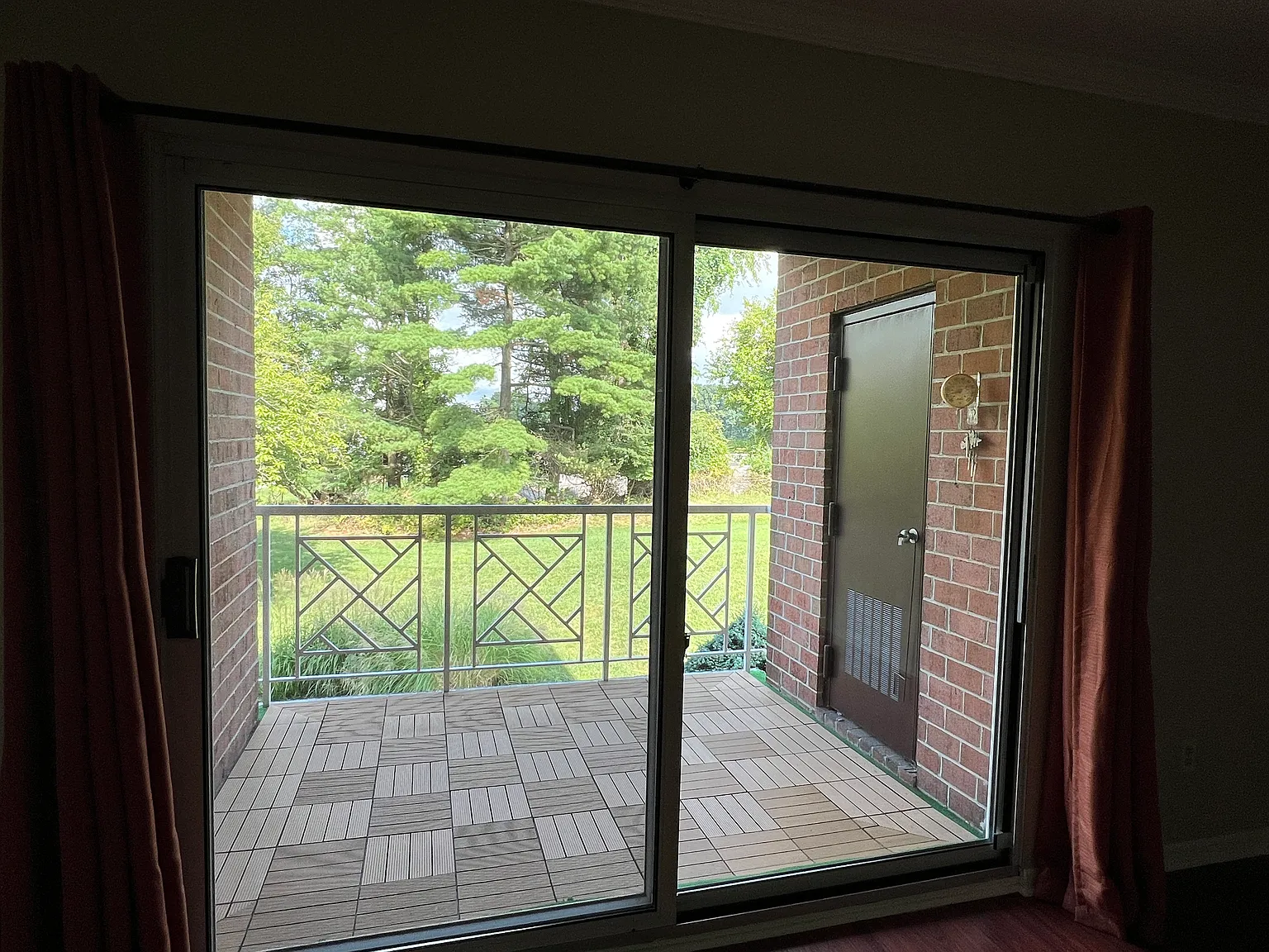 2 bed, 1279 sqft, $1,900 — Photo 2