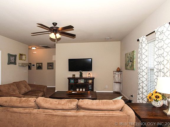 3rd image of 1300 E Panther Ln
