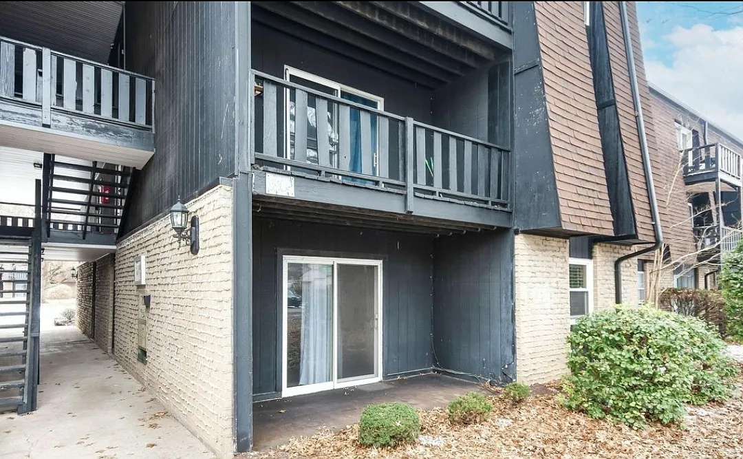 3504 Lodge Ln — Photo 2