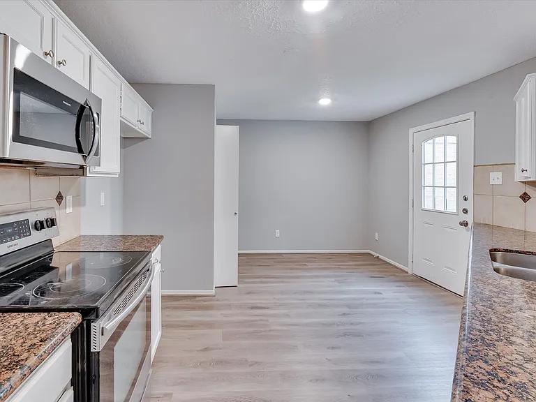 9407 Stockwell Dr — Photo 11