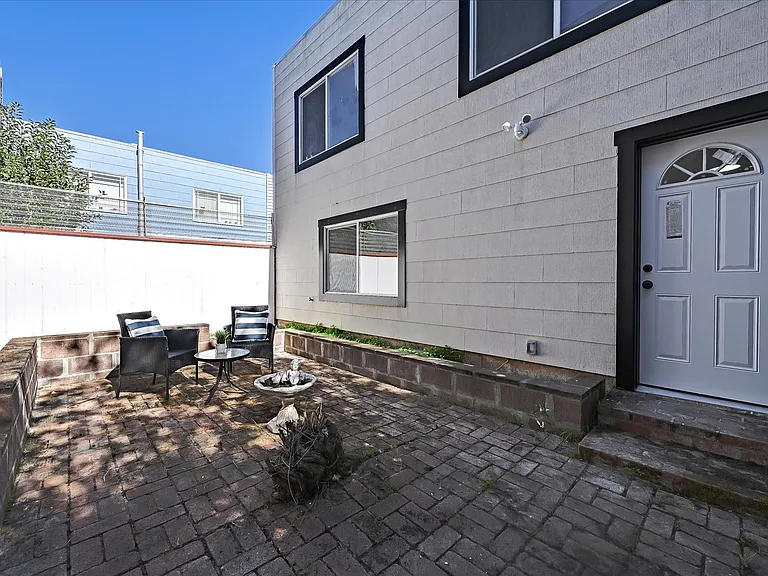 318 1st Ave — Photo 25