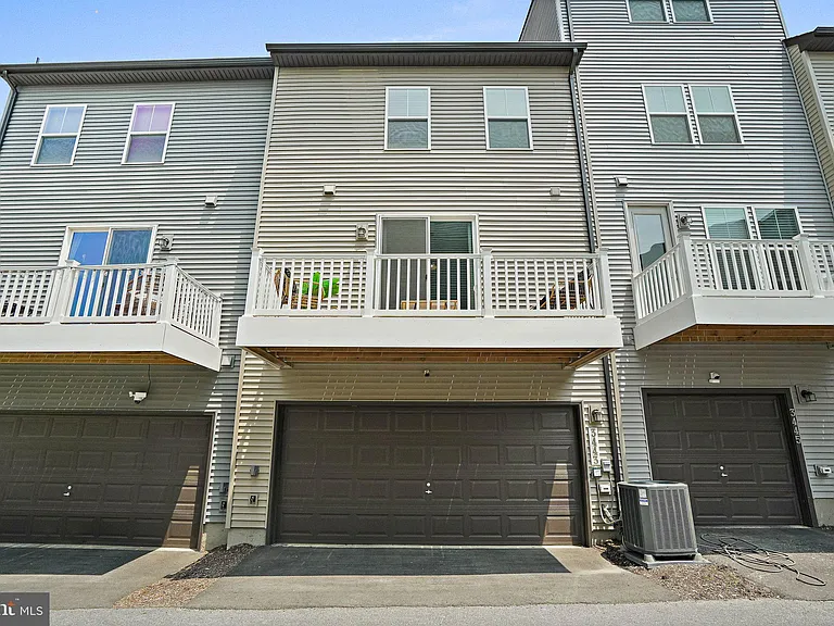 3443 Carnaby St — Photo 19