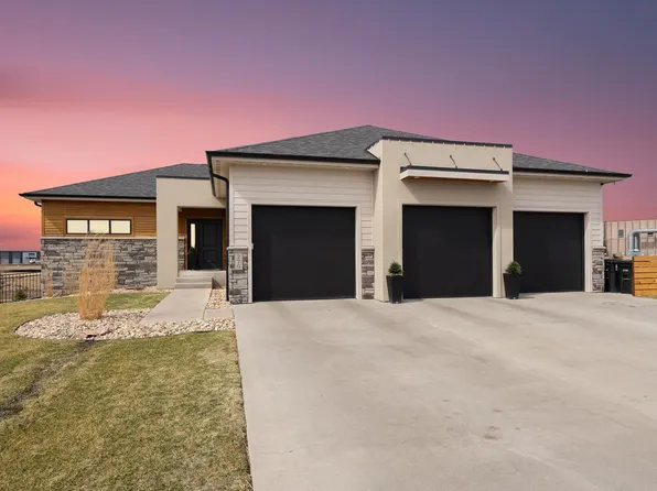 276 Central Park Ct, Harrisburg, SD 57032