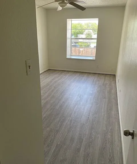 915 N Elm St — Photo 24
