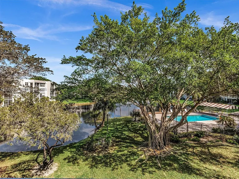 9340 Lagoon Pl #303 — Photo 36