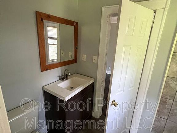 4th image of 2450 Benton Blvd #B