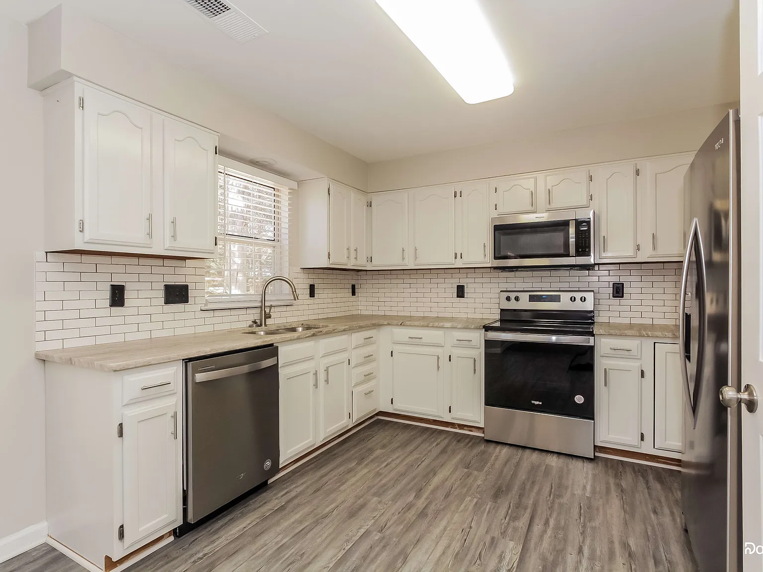 3 bed, 2.5 bath, 1868 sqft, $2,405 — Photo 4
