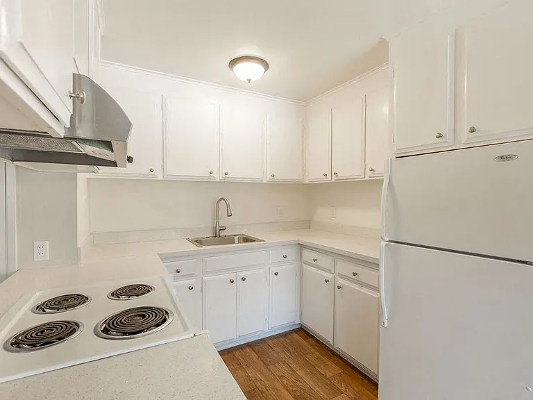 Golden Oaks Apartment — Photo 21