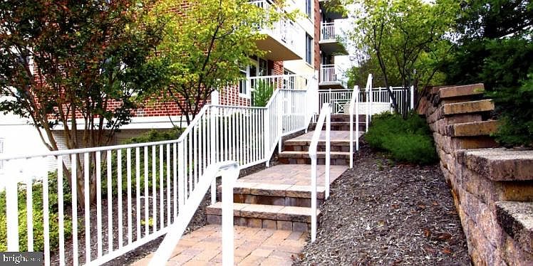 1st image of 1325 N Pierce St APT 203