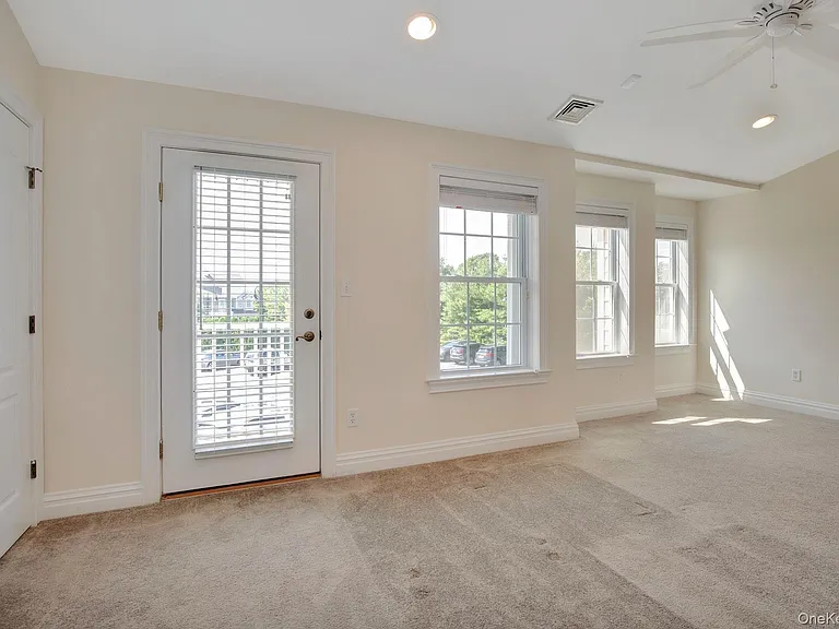 34 Della Dr — Photo 4