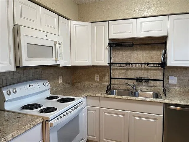 4 bed, 2.0 bath, 1400 sqft, $1,700 — Photo 4