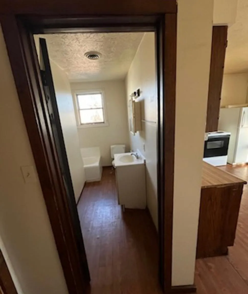 2 bed, 900 sqft, $700 — Photo 3