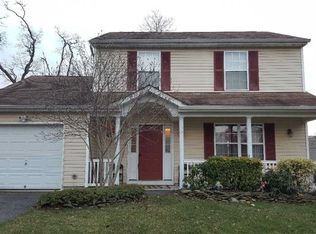 8 2nd Pl, Bay Shore, NY 11706