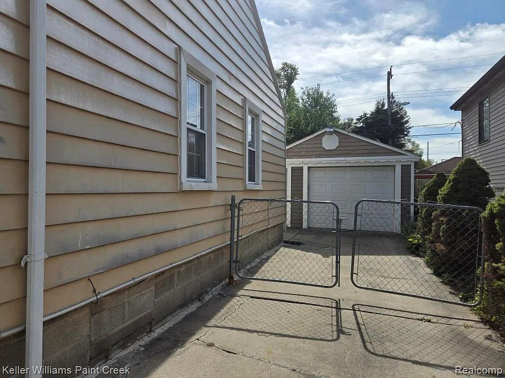 2 bed, 1.0 bath, 738 sqft, $1,425 — Photo 3