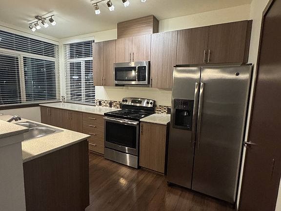 4th image of 710A 8th Ave NE Unit 2
