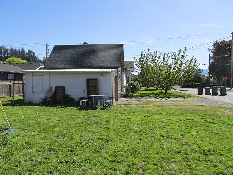 345 E Hazel Ave — Photo 2