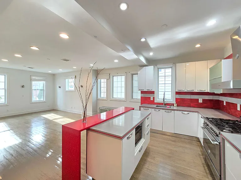 1811 Voorhies Ave #1 — Photo 8
