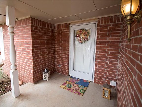 4th image of 405 Leslie Dr