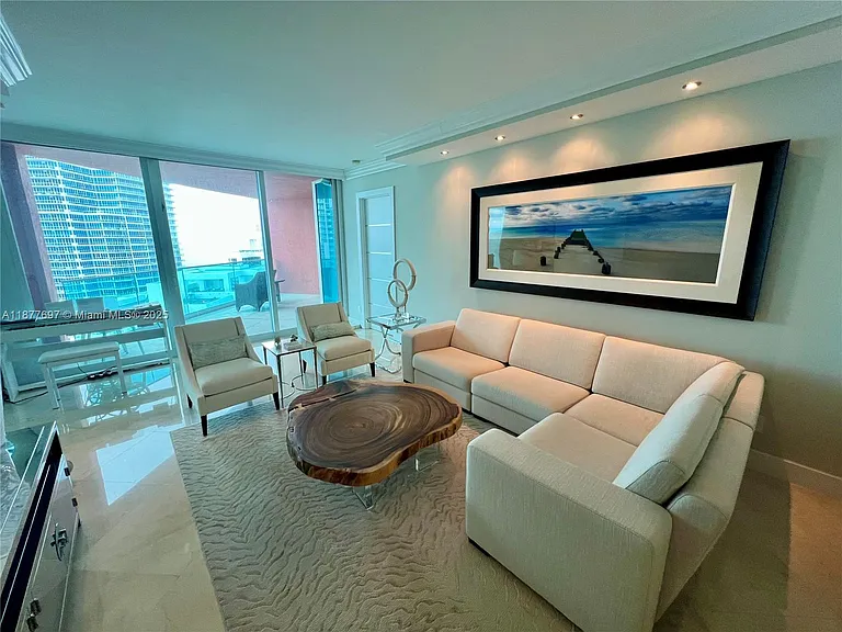 300 S Pointe Dr #2806 — Photo 4