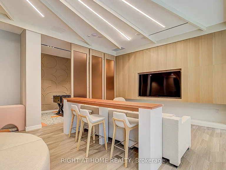 10 Oak St #907 — Photo 20